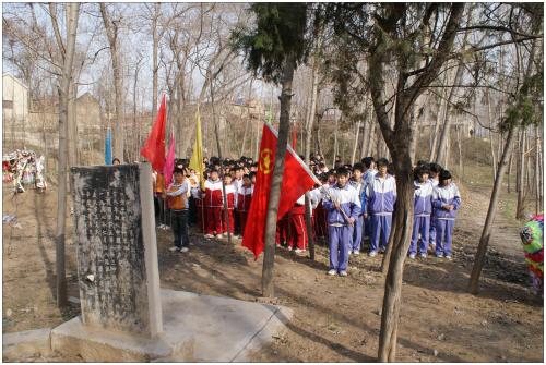 清明节学生扫墓图片