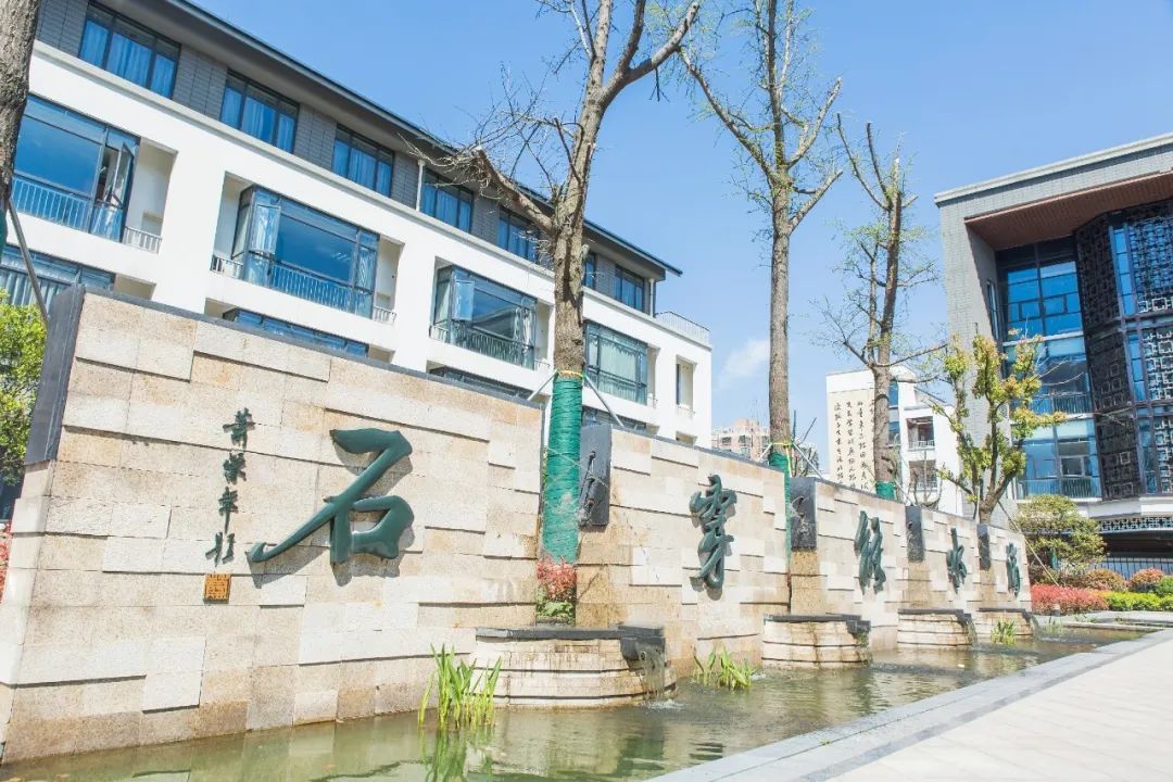 转制后金沙湖小学对应公办初中为金沙湖实验学校(中学部),且学区划分